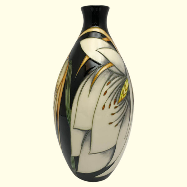 MOORCROFT Moonflower vase on the 9/9 shape